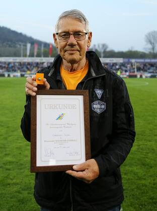 GER, 3.Liga, FC Carl Zeiss Jena vs 1.FC Magdeburg 17.04.18 , Jena, Ernst-Abbe-Sportfeld, GER, 3.Liga, Saison 2017 2018, 30.Spieltag, Nachholspiel, FC Carl Zeiss Jena vs 1.FC Magdeburg im Bild Eberhard Vogel (75) wird mit der Auszeichnung Goldener Fussball geehrt