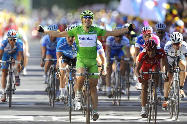 - DIGNE-LES-BAINS, FRANCE: Spanish Oscar Freire, in the green jersey of team Rabobank, celebrates as he wins the mass sprint at the end of the 14th stage of the Tour de France cycling race between Nimes and Digne-les-Bains, Saturday 19 July 2008. LUCxCLAESSEN  x9825569x
