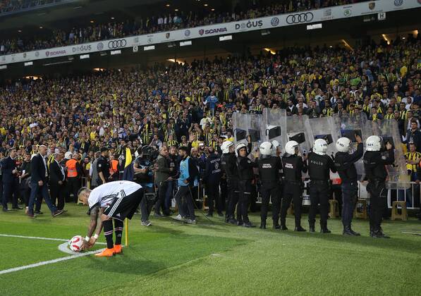 Themen der Woche - SPORT Bilder des Tages - Sport Fußball, Spielabbruch Pokalhalbfinale, Fenerbahce - Besiktas Ricardo Quaresma of Besiktas during the Ziraat Turkish Cup Semi Final second leg match between Fenerbahce and Besiktas at Ulker Stadium in Istanbul , Turkey on April 19 , 2018. 