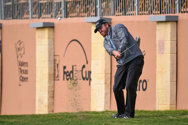 SAN ANTONIO, TX - APRIL 19: J.B. Holmes chips onto the 16th green during the first round of the Valero Texas Open at the TPC San Antonio Oaks Course in San Antonio, TX on April 19, 2018. (Photo by Daniel Dunn Icon Sportswire) GOLF: APR 19 PGA Golf Herren - Valero Texas Open Icon18041903 EDITORIAL USE ONLY