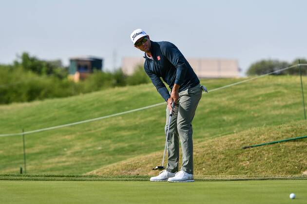 SAN ANTONIO, TX - APRIL 19: Adam Scott putts during the first round of the Valero Texas Open at the TPC San Antonio Oaks Course in San Antonio, TX on April 19, 2018. (Photo by Daniel Dunn Icon Sportswire) GOLF: APR 19 PGA Golf Herren - Valero Texas Open Icon18041916 EDITORIAL USE ONLY