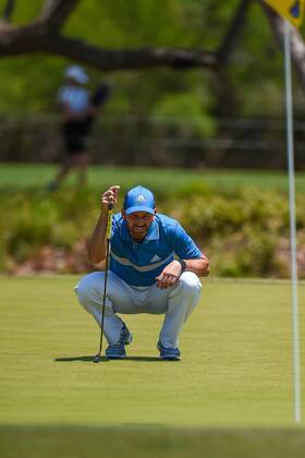 SAN ANTONIO, TX - APRIL 19: Sergio Garcia lines up a putt during the first round of the Valero Texas Open at the TPC San Antonio Oaks Course in San Antonio, TX on April 19, 2018. (Photo by Daniel Dunn Icon Sportswire) GOLF: APR 19 PGA Golf Herren - Valero Texas Open Icon18041939 EDITORIAL USE ONLY