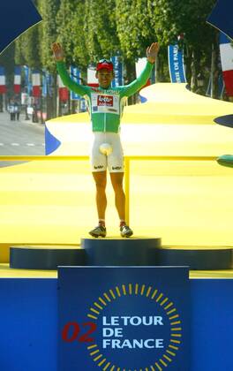 NO MAGS-NO SALES-NO INTERNET BRU133 - - PARIS, FRANCE : Green jersey of best sprinter, leader of the Belgian Lotto-Adecco team, Australian Robbie McEwen parades on the podium after the last stage of the 89th Tour de France in Paris, Sunday 28 July 2002. REPORTERS - MICHELxGOUVERNEUR  x1009144x