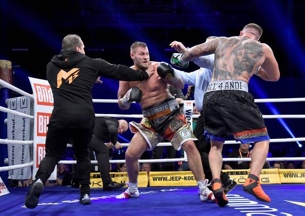Themen der Woche - SPORT Boxen :Tom Schwarz vs.Senad Gashi,21.04.2018 Boxen:Profis,Chaos nach dem Kampf Tom Schwarz (Deutschland) gegen Senad Gashi (Deutschland) im Kampf um den Titel des WBO-Inter-Continental-Champion im Schwergewicht am 21.04.2018 im Estrel Hotel Berlin.