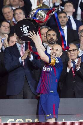 Themen der Woche - SPORT Bilder des Tages - SPORT FC Barcelona Barca Andres Iniesta receive the cup during King s Cup Finals match between Sevilla FC and FC Barcelona at Wanda Metropolitano in Madrid, Spain. April 21, 2018.  (20180422038)