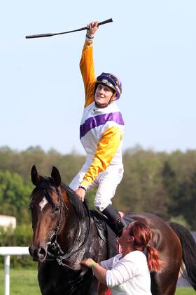 Themen der Woche - SPORT Bilder des Tages - SPORT 22.04.2018, Hoppegarten, Brandenburg, GER - Devastar mit Martin Seidl gewinnt den Preis von Dahlwitz. Galopprennbahn Hoppegarten. () 180421D951HOPPEGARTEN.JPG