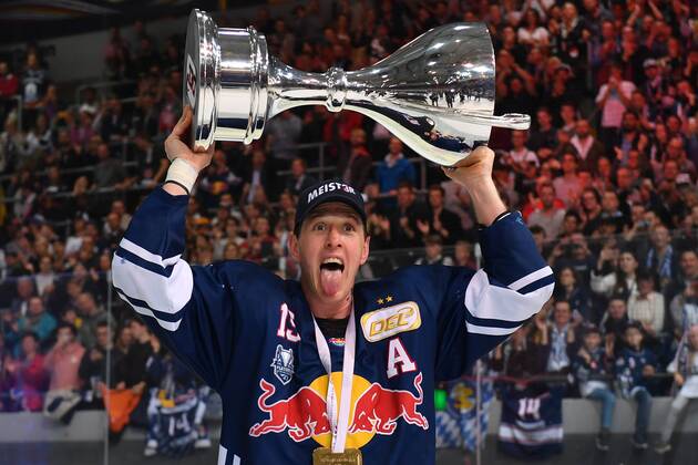 Bilder des Tages - SPORT Jason JAFFRAY (M) mit Pokal,Trophaee,Cup,Siegerehrung, Jubel,Freude,Begeisterung, EHC Red Bull Muenchen-Eisbaeren Berlin 6-3. Eishockey DEL Play Off Finale Spiel 7 am 26.04.2018. Deutscher Meister 2018.