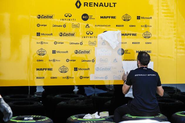 Motorsports: World Championship WM Weltmeisterschaft 2018; Grand Prix Azerbaijan, Grand Prix of Europe, Formula 1 2018 Azerbaijan Grand Prix, Man working on truck Baku Azerbaijan