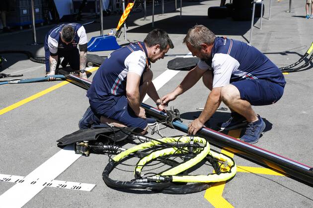 Motorsports: World Championship WM Weltmeisterschaft 2018; Grand Prix Azerbaijan, Grand Prix of Europe, Formula 1 2018 Azerbaijan Grand Prix, mechanics working on track Baku Azerbaijan