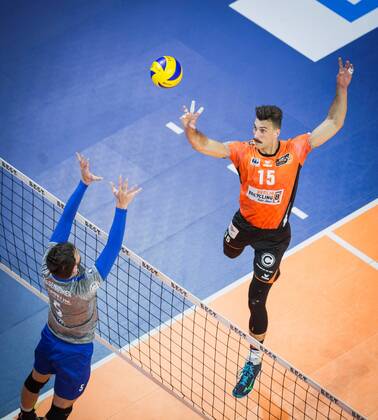 Bilder des Tages - SPORT Berlin, Deutschland, 29.04.2018: Russell Kyle (BR Volleys 15) gegen den Block aus David Sossenheimer (Friedrichshafen 5) beim Play-Off Finale Spiel 2 der Volleyball Bundesliga zwischen Berlin Recycling Volleys und VfB Friedrichshafen.