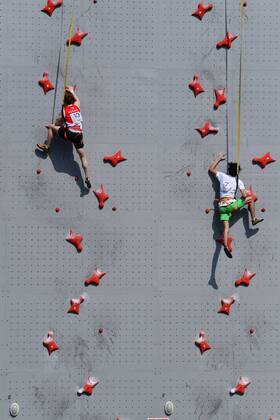 Bilder des Tages - SPORT (L-R) Vladislav Deulin (RUS), Meichi Narasaki (JPN), APRIL 29, 2018 - Climbing : Speed Stars 2018 Speed Climbing Cup Final round at Mori park outdoor village, Tokyo, Japan. NOxTHIRDxPARTYxSALES.  (77084319)