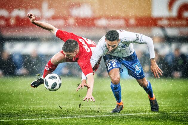 Bilder des Tages - SPORT Standard s Razvan Marin and Gent s Dylan Bronn fight for the ball during the Jupiler Pro League match between KAA Gent and Standard de Liege, in Gent, Sunday 29 April 2018, on day six of the Play-Off 1 of the Belgian soccer championship. BRUNOxFAHY  x05338669x
