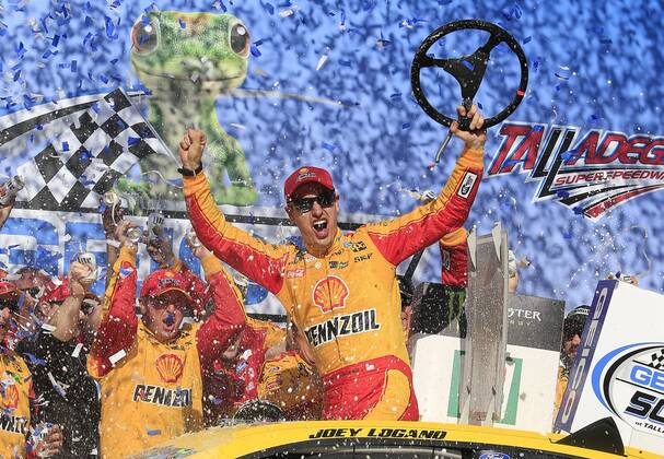 Bilder des Tages - SPORT TALLADEGA, AL - APRIL 29: Joey Logano, Team Penske, Ford Fusion Shell Pennzoil (22) celebrates in Victory Circle after winning the 49th running of the Monster Energy NASCAR Motorsport USA Cup Series GEICO 500 race on April 29, 2018, at the Talladega Superspeedway in Talladega, AL. (Photo by David J. Griffin Icon Sportswire) AUTO: APR 29 Monster Energy NASCAR Cup Series - GEICO 500 Icon95318042900875500 EDITORIAL USE ONLY