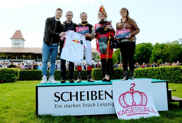 Galopprennbahn Leipzig Leipzig, 01.05.2018, Galopprennbahn Scheibenholz. , Im Bild: Siegerehrung des Kaiserball-Rennens, ein von Fußball-Bundesligist RB Leipzig gesponsertes Rennen zu Ehren des langjährigen Spielers Dominic Kaiser. V.l.: Dominic Kaiser, Trainer Marco Angermann, Jockey Marc Timpelan, ... ,