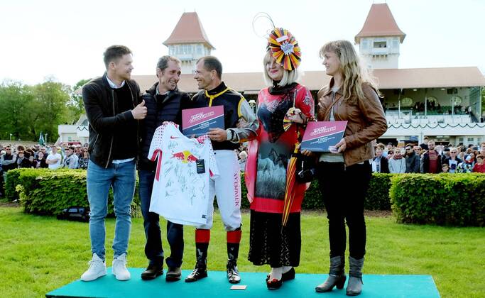 Galopprennbahn Leipzig Leipzig, 01.05.2018, Galopprennbahn Scheibenholz. , Im Bild: Siegerehrung des Kaiserball-Rennens, ein von Fußball-Bundesligist RB Leipzig gesponsertes Rennen zu Ehren des langjährigen Spielers Dominic Kaiser. V.l.: Dominic Kaiser, Trainer Marco Angermann, Jockey Marc Timpelan, ... ,