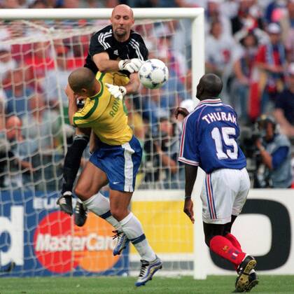 SAINT DENIS, 12-07-1998 , World Cup Final. Football - 1998 FIFA World Cup WM Weltmeisterschaft Fussball - Final - France v Brazil - Stade de France, Saint Denis - 12 7 98 Pic : Stuart Franklin Action Images Brazil s Ronaldo challenges Fabien Barthez of France WK 1998 x2163105x