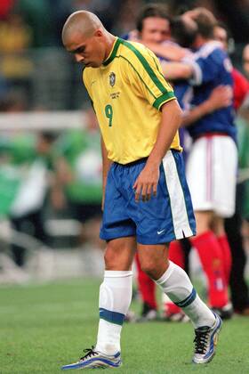 SAINT DENIS, 12-07-1998 , World Cup Final. Football - 1998 FIFA World Cup WM Weltmeisterschaft Fussball - Final - France v Brazil - Stade de France, Saint Denis - 12 7 98 Pic : Stuart Franklin Action Images Brazil s Ronaldo is disconsolate after defeat WK 1998 x2163106x