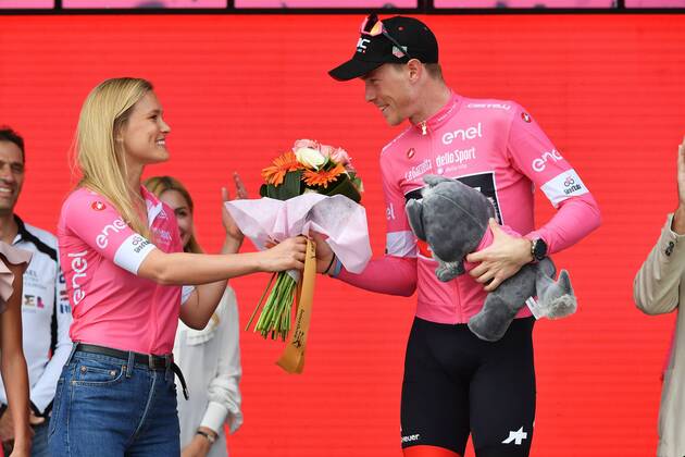 Bilder des Tages - SPORT Photo Gian Mattia D Alberto - LaPresse 2018-05-05 TEL AVIV (Israel) Cycling Giro d Italia 2018 - 101th edition - stage 2 HAIFA-TEL AVIV km 167 In the pic: DENNIS Rohan (AUS) (BMC RACING TEAM) , pink jersey, Bar Refaeli  Copyright: xGianxMattiaxD Alberto LaPressex