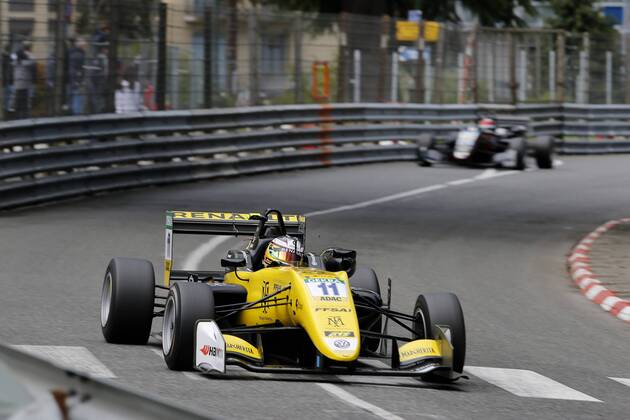 11 Sacha Fenestraz (FRA, Carlin, Dallara F317 - Volkswagen), 13 Fabio Scherer (CHE, Motopark, Dallara F317 - Volkswagen), FIA Formula 3 European Championship EM Europameisterschaft round 1, race 2, Pau (FRA), 11. - 13. May 2018