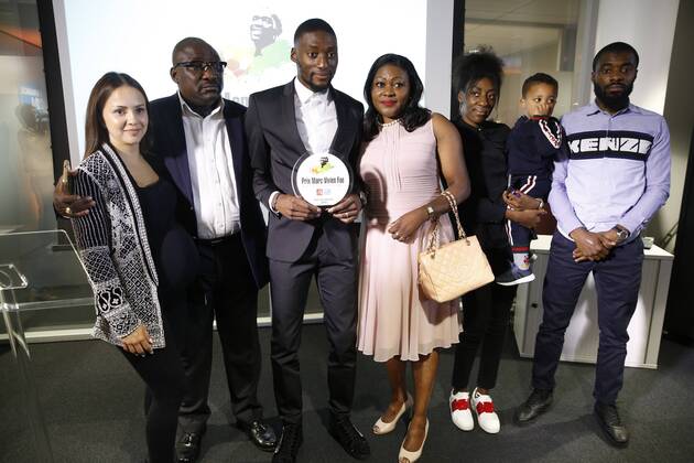 Karl Toko Ekambi ( Angers ) avec sa famille ( femme, parents, frere et soeurs et son enfant ) FOOTBALL : Remise du Prix Marc Vivien Foe - 14 05 2018 GwendolineLeGoff Panoramic 