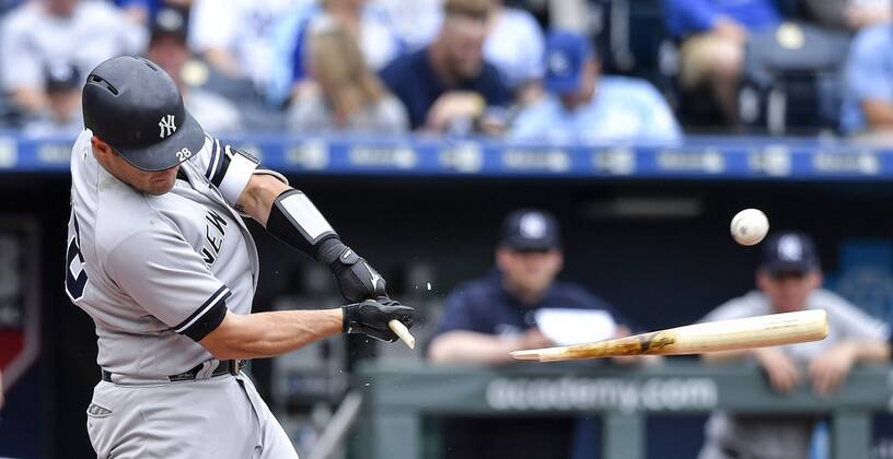 Themen der Woche - SPORT KW20 Bilder des Tages - SPORT May 20, 2018 - Kansas City, MO, USA - New York Yankees Austin Romine breaks his bat on an RBI single to score Miguel Andujar in the fourth inning against the Kansas City Royals on Sunday, May 20, 2018, at Kauffman Stadium in Kansas City, Mo. New York Yankees vs. Kansas City Royals - ZUMAm67_ 20180520_zaf_m67_013 Copyright: xJohnxSleezerx
