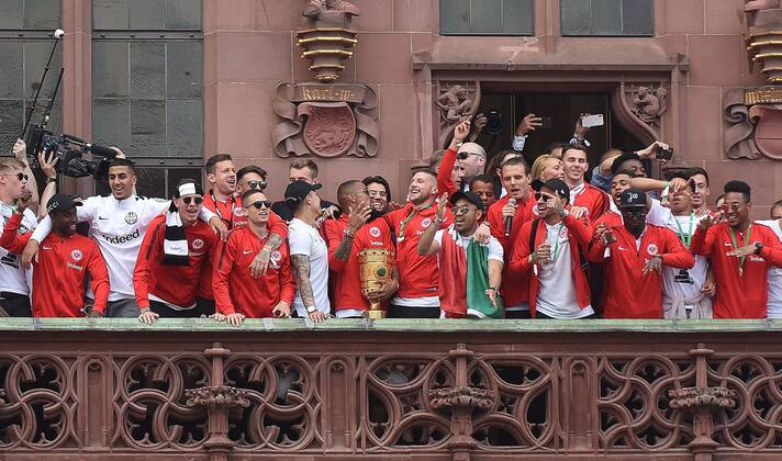 Themen der Woche - SPORT KW20 Bilder des Tages - SPORT 20.05.2018, xhbx, Fussball, Eintracht Frankfurt Empfang am Roemer mit dem DFB Pokal, emspor v.l. Mannschaft, Spieler von Eintracht Frankfurt Frankfurt am Main