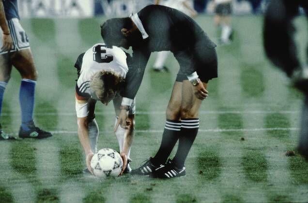 Endspiel der Fussball Weltmeisterschaft 1990 im Rom Deutschland - Italien Andreas Brehme legt sich den Ball zum Elfmeter hin. Mit dem Strafstoß erzielt er beim Endspiel der Fussball Weltmeisterschaft in Italien 1990 das entscheidende 1:0 für Deutschland. Schiedsrichter ist Edgardo Codesal MŽndez