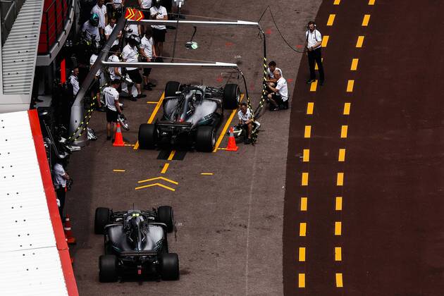 May 24, 2018 - Montecarlo, Monaco - 44 Lewis Hamilton from Great Britain Mercedes W09 Hybrid EQ Power+ team Mercedes GP and 77 Valtteri Bottas from Finland Mercedes W09 Hybrid EQ Power+ team Mercedes GP at the box during the Monaco Formula One Grand Prix at Monaco on 24th of May, 2018 in Montecarlo, Monaco. F1 Grand Prix of Monaco - Practice - ZUMAn230 20180524_zaa_n230_749 Copyright: xXavierxBonillax