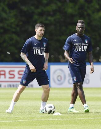 IPP20180524 Football - soccer: FIFA World Cup WM Weltmeisterschaft Fussball 2018 Russia, Preparation national team Nationalteam Of Italy, Mario Balotelli e Alessio Romagnoli (Verwendung nur in Deutschland - GERMANY ONLY) *** IPP20180524 Soccer football FIFA World Cup 2018 Russia National Team Of Italy preparation Mario Balotelli and Alessio Romagnoli use only in Germany GERMANY ONLY