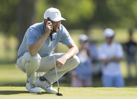 May 25, 2018 - Fort Worth, TX, USA - FORT WORTH, TX - MAY 25, 2018 - Chris Kirk lines up his putt on the 10th hole during the second round of the 2018 Fort Worth Invitational PGA Golf Herren at Colonial Country Club in Fort Worth, Texas 2018 Fort Worth Invitational PGA - ZUMAsc5_ 20180525_zaf_sc5_006 Copyright: xErichxSchlegelx