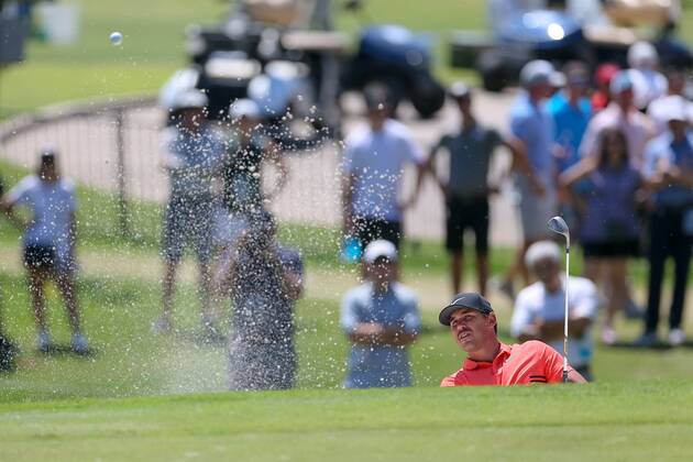 FORT WORTH, TX - MAY 25: Brooks Koepka of the United States hits out of the bunker on 5 during the second round of the Fort Worth Invitational on May 25, 2018 at Colonial Country Club in Fort Worth, TX. (Photo by Andrew Dieb Icon Sportswire) GOLF: MAY 25 PGA Golf Herren - Fort Worth Invitational Icon180525134 EDITORIAL USE ONLY