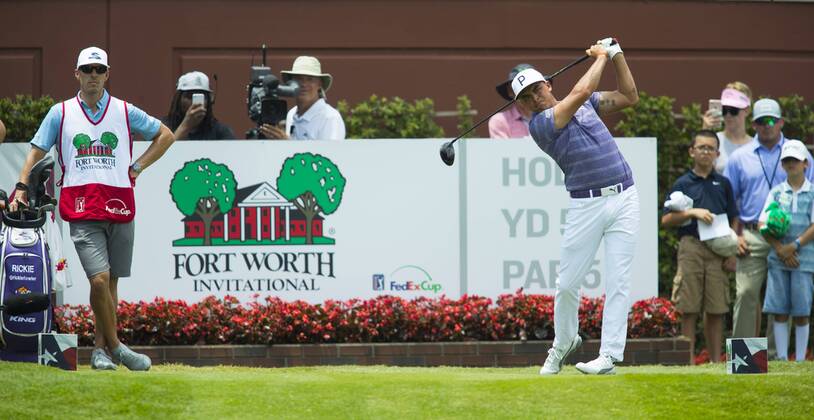 May 25, 2018 - Fort Worth, TX, USA - FORT WORTH, TX - MAY 25, 2018 - Rickie Fowler tees off on the first hole during the second round of the 2018 Fort Worth Invitational PGA Golf Herren at Colonial Country Club in Fort Worth, Texas 2018 Fort Worth Invitational PGA - ZUMAsc5_ 20180525_zaf_sc5_026 Copyright: xErichxSchlegelx
