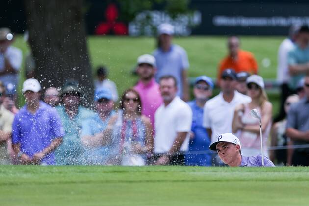 FORT WORTH, TX - MAY 25: Rickie Fowler hits from the green side bunker on 5 during the second round of the Fort Worth Invitational on May 25, 2018 at Colonial Country Club in Fort Worth, TX. (Photo by Andrew Dieb Icon Sportswire) GOLF: MAY 25 PGA Golf Herren - Fort Worth Invitational Icon180525408 EDITORIAL USE ONLY