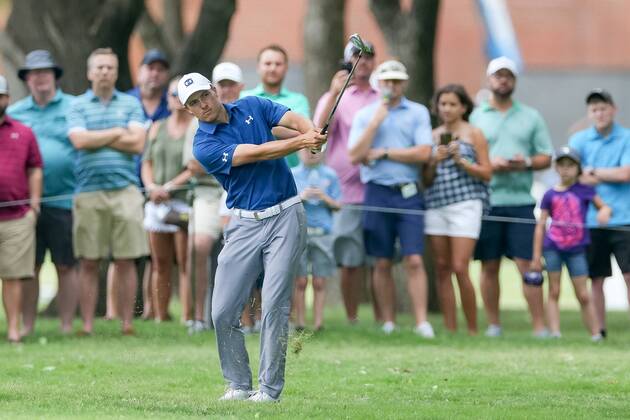FORT WORTH, TX - MAY 25: Jordan Spieth of the United States hits his approach shot to 7 low under tree branches during the second round of the Fort Worth Invitational on May 25, 2018 at Colonial Country Club in Fort Worth, TX. (Photo by Andrew Dieb Icon Sportswire) GOLF: MAY 25 PGA Golf Herren - Fort Worth Invitational Icon180525570 EDITORIAL USE ONLY