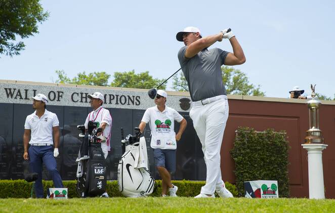 May 26, 2018 - Fort Worth, TX, USA - FORT WORTH, TX - MAY 26, 2018 - Brooks Koepka tees off on the first hole to start the third round of the 2018 Fort Worth Invitational PGA Golf Herren at Colonial Country Club in Fort Worth, Texas 2018 Fort Worth Invitational PGA - ZUMAsc5_ 20180526_zaf_sc5_011 Copyright: xErichxSchlegelx