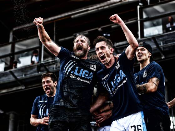 Themen der Woche - SPORT KW21 Bilder des Tages - SPORT Trainer Daniel Bierofka ( TSV 1860 Muenchen ) Phillipp Steinhart ( TSV 1860 Muenchen ) nach dem Aufstieg, TSV 1860 Muenchen vs. 1. FC Saarbruecken, Relegation 2018, Fussball, 27.05.2018, TSV 1860 Muenchen vs. 1. FC Saarbruecken, Relegation 2018, Fussball, 27.05.2018 Muenchen Copyright: xEIBNER HarryxLangerx EP_HLR