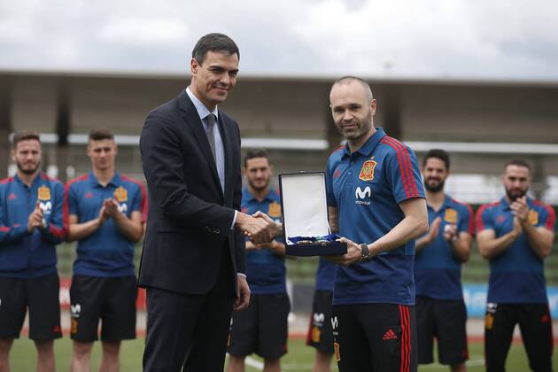 Bilder des Tages - SPORT Spanish new Prime Mininister, Pedro Sanchez (L), gives the Grand Cross of the Royal Order of Merit in Sports to Spain s midfielder Andres Iniesta during a training session at Las Rozas sports facilities in Madrid, Spain, 05 June 2018. The Spanish team prepares for the FIFA World Cup WM Weltmeisterschaft Fussball 2018 taking place in Russia from 14 June until 15 July 2018. Prime Minister Pedro Sanchez visits Spain s team !ACHTUNG: NUR REDAKTIONELLE NUTZUNG!  Copyright: xJAVIERxLIZÓNx GRAF3866 20180605-636638058475877830
