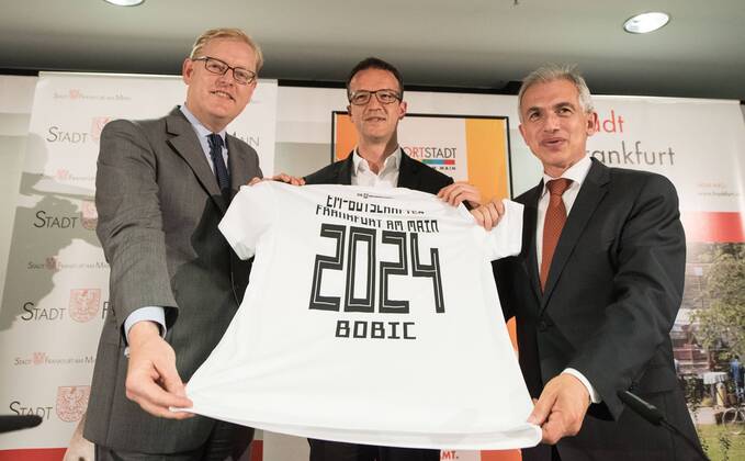 Bilder des Tages - SPORT 07.06.2018, xfux, Fussball EM 2024, Pressekonferenz Vorstellung EM-Botschafter der Stadt Frankfurt am Main zur Bewerbung UEFA EURO EM Europameisterschaft Fussball 2024, emspor v.l. Markus Frank (Dezerent fuer Wirtschaft, Sicherheit und Feuerwehr der Stadt Frankfurt am Main), Fredi Bobic (Mitglied des Vorstandes Eintracht Frankfurt Fussball AG), Peter Feldmann (OB Oberbuergermeister der Stadt Frankfurt am Main) Frankfurt