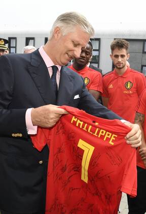 King Philippe - Filip of Belgium pictured during a visit of the King to a training session of the Belgian national soccer team Red Devils, Saturday 09 June 2018, in Tubize. The Red Devils started their preparations for the upcoming FIFA World Cup WM Weltmeisterschaft Fussball 2018 in Russia. POOLxPHILIPPExCROCHET x05361525x