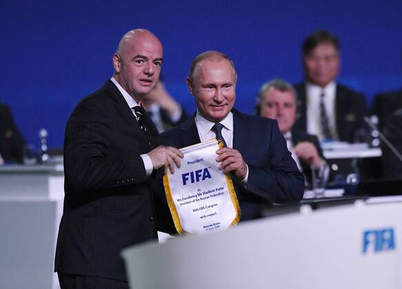 Themen der Woche - SPORT KW25 Bilder des Tages - SPORT Fussball International FIFA Kongress 2018 in Moskau 13.06.3018 FIFA Praesident Gianni Infantino (li, Schweiz) ueberreicht dem russische Praesident Wladimir Putin einen Wimpel