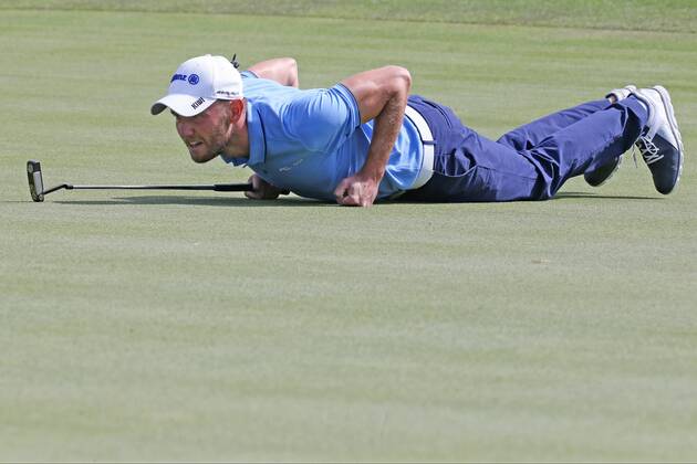 Max Kieffer (GER) spielt um den Sieg mit, 3. Tag, Putting Linie im Liegen kontrollieren 30. BMW International Open, Golf, Golf Open, Gut Laerchenhof, Koeln, 23.06.2018 BMW International Open , Golf Koeln Copyright: xRoskaritzx Eibner-Pressefotox EP_fh_rrz