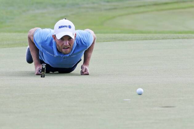 Max Kieffer (GER) spielt um den Sieg mit, 3. Tag, Putting Linie im Liegen kontrollieren 30. BMW International Open, Golf, Golf Open, Gut Laerchenhof, Koeln, 23.06.2018 BMW International Open , Golf Koeln Copyright: xRoskaritzx Eibner-Pressefotox EP_fh_rrz