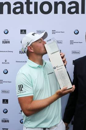 Gewinner Matt Wallace (GB) mit dem Kuss auf den Siegerpokal, Sieger, 1. Platz, 4. Tag, 30. BMW International Open, Golf, Golf Open, Gut Lärchenhof, Köln, 24.06.2018 BMW International Open , Golf Köln Copyright: xRoskaritzx Eibner-Pressefotox EP_fh_rrz