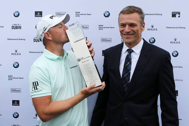 Themen der Woche - SPORT KW25 Bilder des Tages - SPORT Gewinner Matt Wallace (GB) mit dem Kuss auf den Siegerpokal, Sieger, 1. Platz, 4. Tag, 30. BMW International Open, Golf, Golf Open, Gut Lärchenhof, Köln, 24.06.2018 BMW International Open , Golf Köln Copyright: xRoskaritzx Eibner-Pressefotox EP_fh_rrz