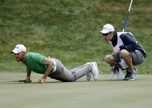 Golf, 30. BMW International Open, Golf Club Lärchenhof, Pulheim bei Köln am 24. Juni 2018 Maximilian KIEFFER (GER) li.- versucht gemeinsam mit seinem Caddie re.- das Grün ( Green ) zu lesen, um mit einem gelungenen Putt den Ball im Loch zu versenken