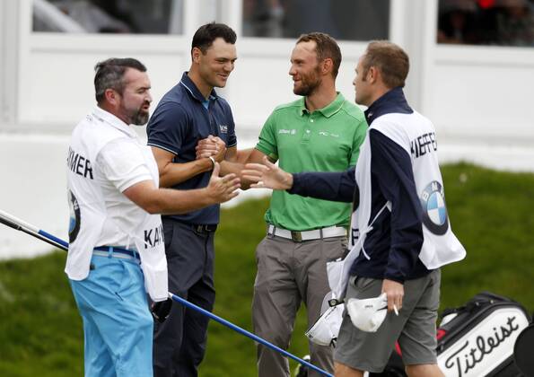 Golf, 30. BMW International Open, Golf Club Lärchenhof, Pulheim bei Köln am 24. Juni 2018 Martin KAYMER (GER) 2.v.li.- mit seinem Caddie li.- und Maximilian KIEFFER (GER) 2.v.re.- und sein Caddie re.- nach dem Abschluss der gemeinsamen Runde