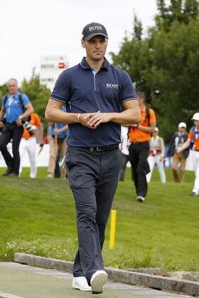 Golf, 30. BMW International Open, Golf Club Lärchenhof, Pulheim bei Köln am 24. Juni 2018 Martin KAYMER (GER) überquert nach seinem Abschlag eine Brücke auf dem Weg zur Spielbahn
