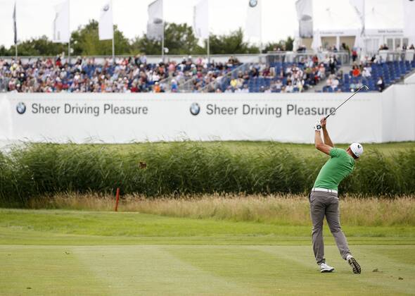 Golf, 30. BMW International Open, Golf Club Lärchenhof, Pulheim bei Köln am 24. Juni 2018 Maximilian KIEFFER (GER) auf dem Weg zum letzten Loch vor der Zuschauertribüne
