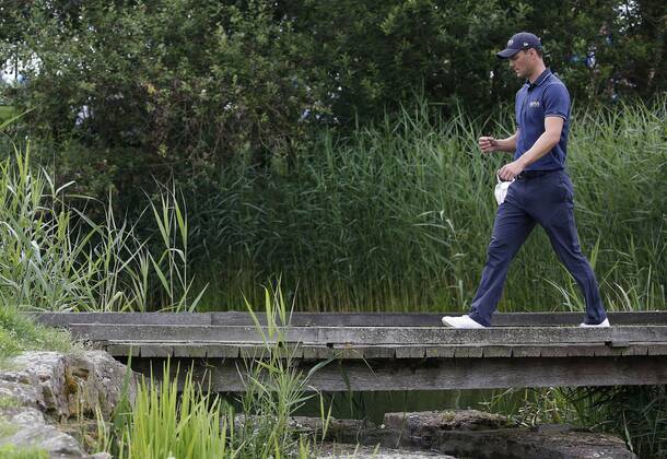 Golf, 30. BMW International Open, Golf Club Lärchenhof, Pulheim bei Köln am 24. Juni 2018 Martin KAYMER (GER) überquert nach seinem Abschlag eine Brücke auf dem Weg zur Spielbahn