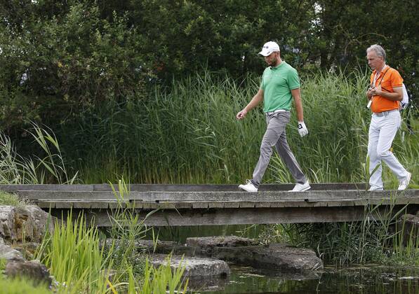 Golf, 30. BMW International Open, Golf Club Lärchenhof, Pulheim bei Köln am 24. Juni 2018 Maximilian KIEFFER (GER) li.- überquert nach seinem Abschlag eine Brücke auf dem Weg zur Spielbahn